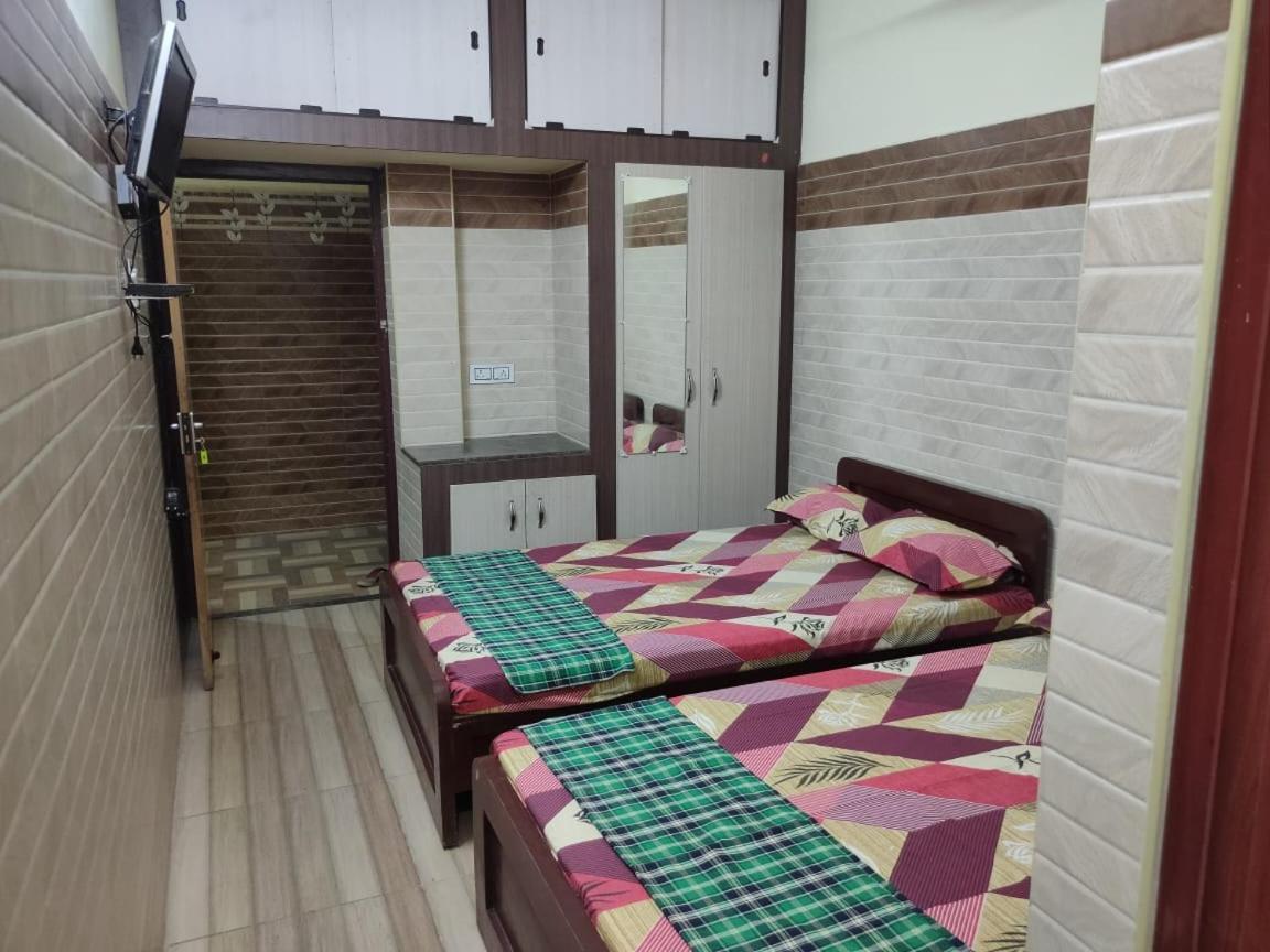 Sri Vari Residency Hostel ฮอร์นีเบ็ชวา ภายนอก รูปภาพ
